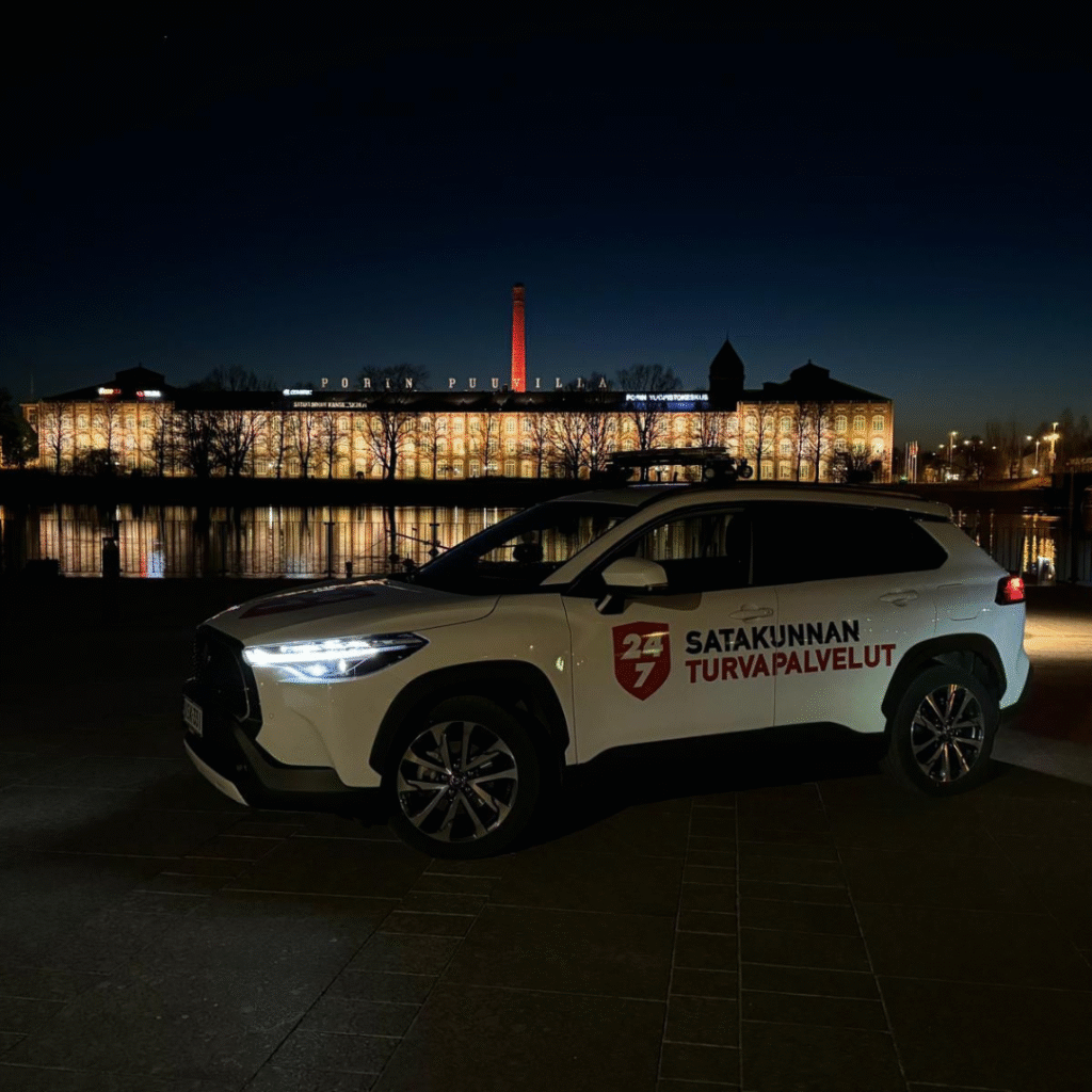 Kuva vartiointiautosta ilta-aikaan