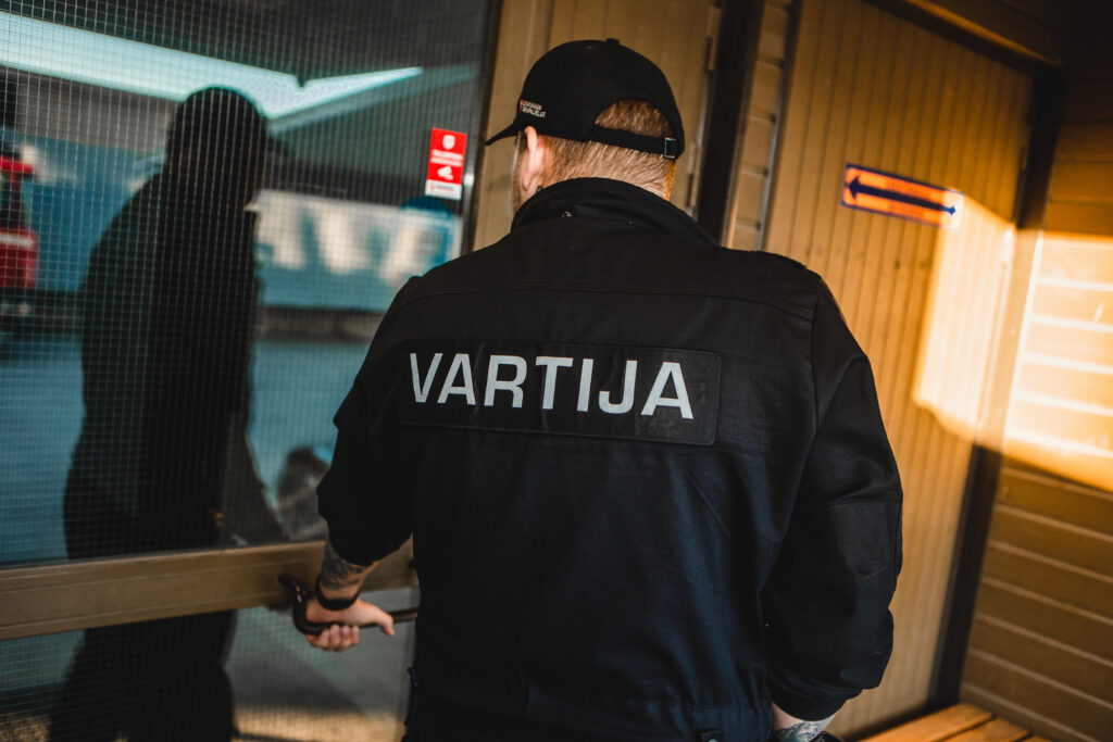 Kuva vartijasta työssään