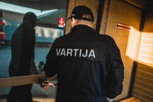 Kuva vartijasta työssään